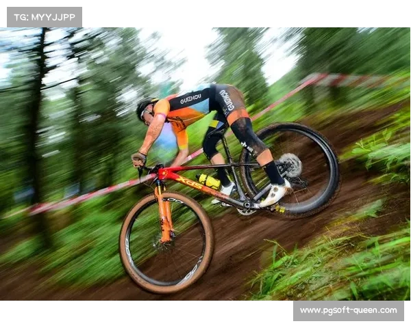 选手在泥泞赛道坚持比赛，展现山地自行车运动挑战自我精神